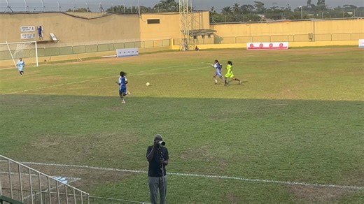 18K views · 493 reactions | [Gabon ] Ladies Football ! Mais quel exploit individuel de la jeune Reine Edzoumou d’AS Unisport face à Mbile FC. Match en cours .  Chris Allan Mombo Boussougou #Gabon #football #AfricanFootball #VGEM | RC.Sheva FOOT | Facebook