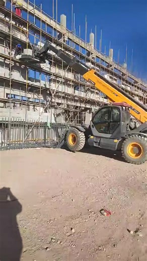 5-Ton 18-Meter Telehandler – Efficiency Champion on Construction Sites This powerful Telehandler is designed specifically for construction sites, featuring: ✔ A 5-ton heavy-duty capacity, easily lifting steel structures, formwork, and materials ✔ An 18-meter height, meeting the handling needs of multi-story buildings ✔ Off-road tires powerful engine ✔ Multiple optional attachments: forks, hooks, bucket, etc. Whether it's concrete pouring, steel structure installation, or material handling, it's 