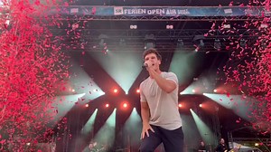 🎉🎶 15.500 Menschen feierten beim SR Ferien Open Air St. Wendel 2023 den Start in die Sommerferien 🎶🎉 — neuer Besucherrekord! Was war euer ✨Highlight✨des Festivals❓ Wir haben den Tag für euch festgehalten mit exklusivem Probematerial der Freisener Schulband MusiKings‘n‘Queens👑, den Auftritten der ✨Hauptacts✨des Festivals wie Kamrad, Loi, Ray Dalton, Leony und natürlich Wincent Weiss. Ein Star zum Anfassen nah — Am Ende des Videos seht ihr wie Wincent Weiss kurzerhand in der Menge feiert 🥳🤩