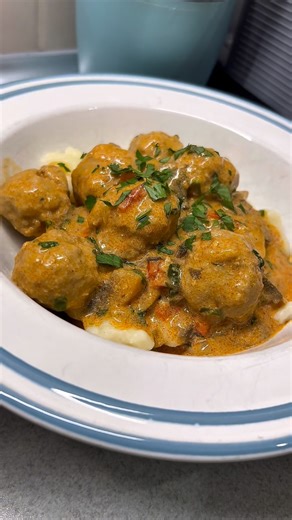 Némethné Pogrányi Zsuzsanna on Instagram: "Bakonyi húsgolyó nokedlivel Hozzávalók: 500 gramm darált hús (sertés-marha vegyesen) só, bors, tej, zsemlemorzsa 1 tojás 1 fej hagyma 1-2 paradicsom 1-2 paprika 6-7 nagyobb fej gomba Sűrített paradicsom só, bors, őrölt pirospaprika Tejföl, liszt friss petrezselyemzöld Elkészítés: A darálthúst összegyúrom egy kevés zsemlemorzsával, tejjel, sóval, borssal és egy tojással. Kicsit pihentetem majd gombócokat formázok belőle. Kevés zsiradékon megdinsztelek eg