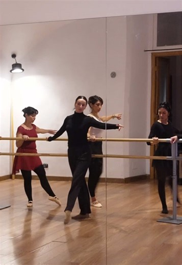 Non è mai troppo tardi per iniziare, ricominciare o semplicemente tornare a danzare. 🩰 Il corso di Danza Classica per Adulti è pensato per chi desidera avvicinarsi alla tecnica classica in modo graduale, consapevole e rispettoso del proprio corpo. Attraverso il lavoro alla sbarra e al centro, si migliora postura, equilibrio, coordinazione e mobilità, riscoprendo la forza e l’eleganza del movimento. Ogni lezione è strutturata per accompagnare il corpo passo dopo passo, senza pressioni, valorizza