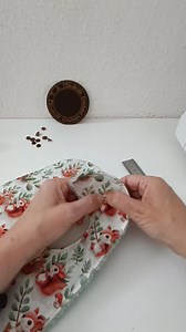 Pas besoin de patron pour créer mon bavoir bébé. Avec ses 3 paires de pressions il s'adapte au tour de cou des petits de 6 mois et jusqu'à au moins 18 mois . Il vous faudra 1x coton 1x éponge (de coton ou de bambou) L24 xH32 et des pressions plastiques ou du scratch (L 6 cm ) Bonne couture #Bavoir #bebe #couture #couturefacile #couturedebutant #handcrafted #diy #tuto #maman2025 #baby | A l'endroit couture