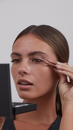 Our #1 question is why don’t my lashes stay on? Proper application and bonding techniques are key! Here’s a few tips to achieve a perfect application to ensure longevity of your gossamer lashes. Featured lash map: G12, G14, G14, G14, G12 ✨ | Lashify