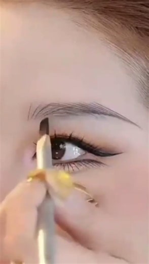 A tutorial on how to create natural-looking eyebrows even for beginners is here!