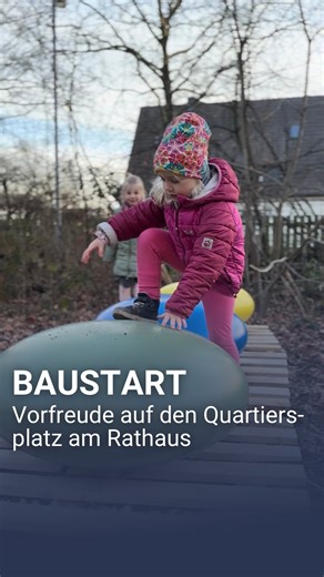 Die Bagger rollen hinter dem Rathaus in Empelde 🚧 Hier entsteht ein neuer Quartiersplatz als Treffpunkt, Spiel- und Aufenthaltsort für alle Generationen 🙌 Beim offiziellen Baustart waren Alyssa (5) und Emma (4) dabei und konnten ihre Vorfreude kaum verbergen. Ob Klettern, Matschen oder Spielen im Grünen: Der neue Platz wird viel Raum zum Entdecken und Begegnen bieten. Auch Jessica Mantai, Leitung der Kita Abenteuerland, freut sich, das Rathaus von einer anderen Seite aus kennenzulernen. 🛝 Gep