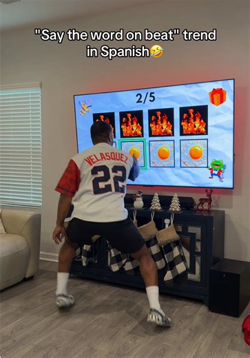 I’m still training. I almost got it 😂 Todavía estoy entrenando. Casi lo consigo 😂 #saytheword #challenge #marriagehumor #matrimonio #thevelasquezfamilia