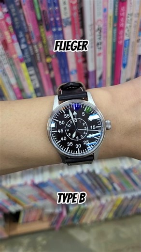 래커 다이얼의 깊이감이 느껴지는 탈출시간 플리거 B타입. Depth and Gloss of a Lacquer Dial, Escapement Time Flieger Type B.