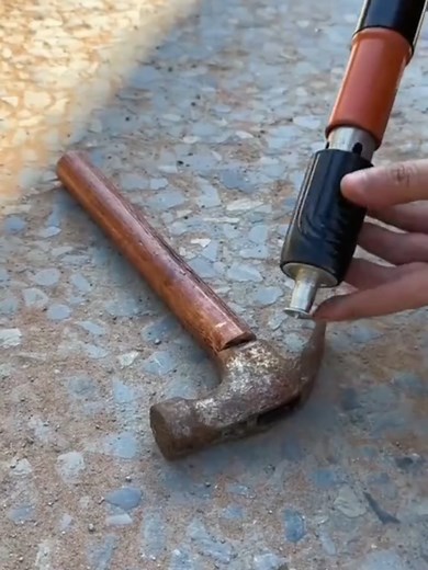 ¡Pistola Remachadora de Clavos, Transforma tus Proyectos con esta herramienta! ¿Cansado de las herramientas que no cumplen con tus expectativas? La Pistola Remachadora de Clavos es la solución definitiva para tus proyectos de carpintería y bricolaje. Con esta herramienta, podrás realizar fijaciones precisas y duraderas sin esfuerzo. Imagina poder trabajar con una herramienta que no solo es eficiente, sino también fácil de usar. La Pistola Remachadora de Clavos está diseñada para ofrecerte la máx