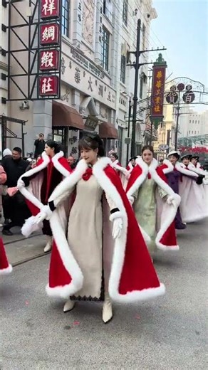 I haven’t seen a red cloak in a long time. Zhengzhou Jianye Movie Town. Ax Gang Dance. Ax Gang D