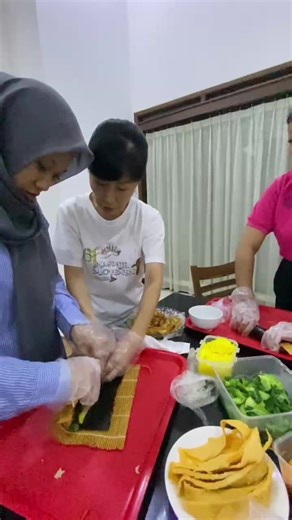 workshop gratiss jadi jan ngeluhh😭🙏🏻✅ btw aku sebelumnya aku udah buat gimbap ampe 100x tapi disini aku dapet ilmu banyak dari pusatnya 🇰🇷 asoyy di geboy, jadi smoga kalian suka sama konten ini yaaa hehew