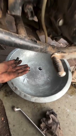 Oil Change Gone Wrong: Engine Completely Dry! #mechaniclife #mechanic #tools #diy