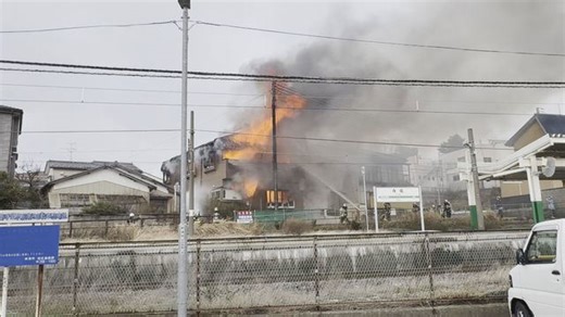 【速報】新潟市西区で建物火災 一般住宅が炎上 消防車11台が出動し消火活動中