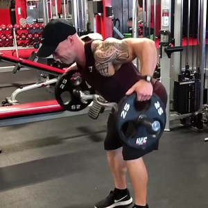 🔥UNIQUE BACK EXERCISE Tag a buddy 🤜🏻🤛🏽 who needs to switch up there back game... Variety is key to growth guys, stay on it! ➡️ Get our "Dumbbell Muscle Building Series" for FREE: https://www.renshawspt.com/workout-series ➡️ Train Smarter for Under $1/day: https://www.renshawspt.com/get-started —————————————————————— *DISCLAIMER: Renshaw's Personal Training is not telling any one to do these exercises or workouts, so doing them will be at your own risk. | Renshaw's Personal Training