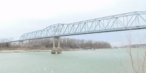 States discuss fate of 70-year-old Decatur Bridge, artery between Iowa and Nebraska