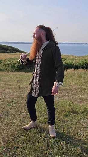 A perfect fusion of modern style whilst being inspired by folklore and celtic spirt... ⚔️ The days may be warm, but the evenings can be cold on the coast. I have once again been blown away by the beautiful items from Celtic Fusion Design 🧡 Items in order: (Celtic Fusion) 🍀 Sídhe Mens Handwoven Celtic Jacket (Green) - the front hood and sleeves are decorated with Celtic Knotwork. The jacket has plenty side pockets and a zip-up closure. 🧣Uisneach Brooch and Woven Shawl - Multifunctional shawl/b