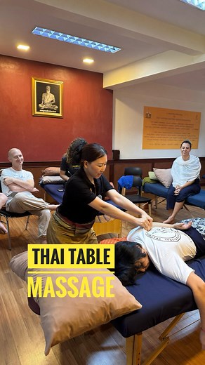 👏Discover the art of Thai table massage—a powerful way to practice traditional Thai techniques using a massage table. This full-body method combines deep acupressure, dynamic stretching, and muscle release, making it ideal for both clinical and spa settings. Kru Kate @kateitmschool guided students through thai table massage techniques, assisted by new graduates of our teacher training program. The focus was on effective body mechanics, patient comfort, and therapeutic results. This style of Tha