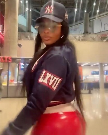 Yandy Smith Is Outside Wit Her Gworls! 🍑