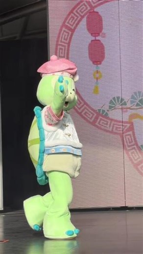 #奥乐米拉 #olu #olumel#也太可爱了吧 #上海迪士尼 Olu迈着愉快的步伐 回到自己摊位上啦