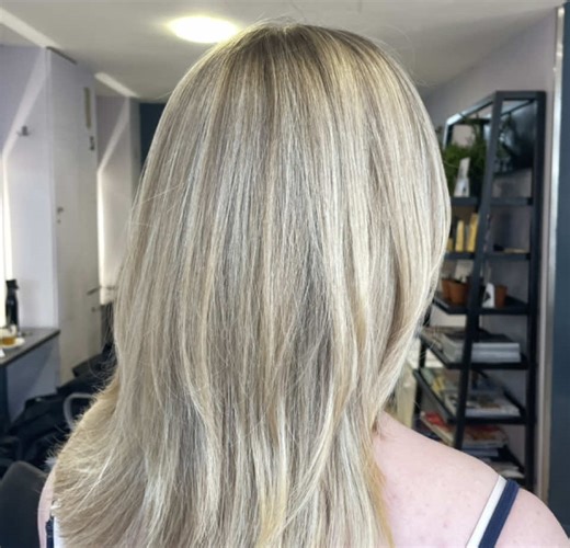 Transformação de cabelo: Destaques cremosos e corte fresco