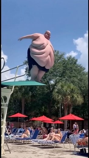 FAT MAN’S INSANE DIVE ATTEMPT! 🌊🤯 Epic Fail or Win? You Decide! #SplashKing #DivingGoneWrong