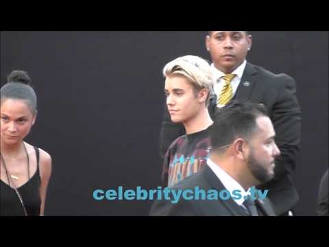 Justin Bieber caught smoking a cigarette while arriving to American Music Awards