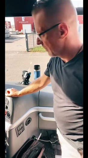 Bus macht plötzlich ALARM 😳🚨 #fahrschule #busfahren #funny