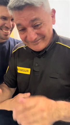 Somos Rosario on Instagram: "✨ Un regalo que llegó después de 22 años de trabajo Esta Navidad, Charly, un empleado de seguridad de un local del Shopping , recibió algo que nunca había tenido: su primera caja navideña 🎁. Un grupo de compañeros de una marca internacional de indumentaria decidió sorprenderlo con un gesto que trascendió lo material: ✅ Una caja navideña llena de productos esenciales y detalles pensados para él. ✅ Una gift card que Charly ya sabe cómo usar: comprarle una máquina de a