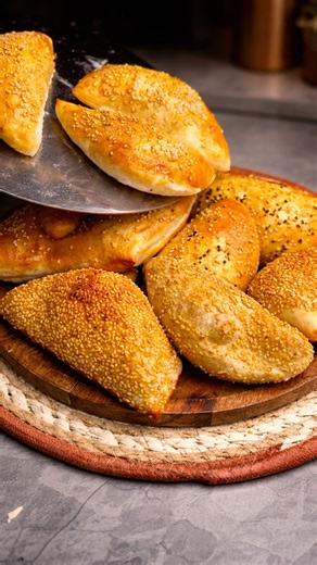 mays shakir on Instagram‎: "⁨ خبز البالون او الخبز المنفوخ رهيييييب المكونات (بالعربي): • ٢ كوب ونص طحين • ٢ ملعقة كبيرة حليب • ١ ملعقة خميرة • ١ ملعقة سكر • ١ ملعقة ملح • ١ ملعقة زبدة أو زيت • ١ كوب ماء (وإذا احتاجت بعض ضيفه) Ingredients (English): • 2 and 1/2 cup flour • 2 tablespoon milk • 1 tablespoon yeast • 1 tablespoon sugar • 1 tablespoon salt • 1 tablespoon butter or oil • 1 cup water (add more if needed) #طبخ #معجنات #خبز #cooking #bread⁩"‎