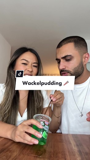 Challenge: Wackelpudding mit Stäbchen essen!