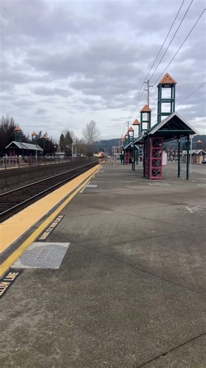 BNSF autorack train passes Sumner station, 12/23/25