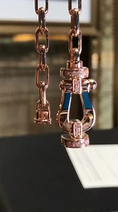 一款品质与调性双高的品牌Fred(费雷德)，在1936年成立于巴黎，早已成为全球十大珠宝品牌之一。或许你对这个品牌不是很熟悉，但是你在各个社交平台见过这样手链，这个就是弗雷德当家法宝之一。Force10手链，因为其形状酷似马蹄，又被人称为马蹄扣手链，以18k黄金，白金，玫瑰金，以及色彩斑斓的丝束绳缎为材质的手链。可以与这个镶钻或者素面的K金扣啊，任意搭配组合，Force10系列诞生干1966年，