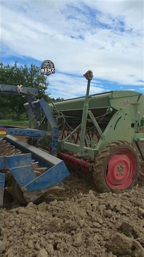 Valtra mit Rabe 🐦‍⬛Werk und Hassia🚜