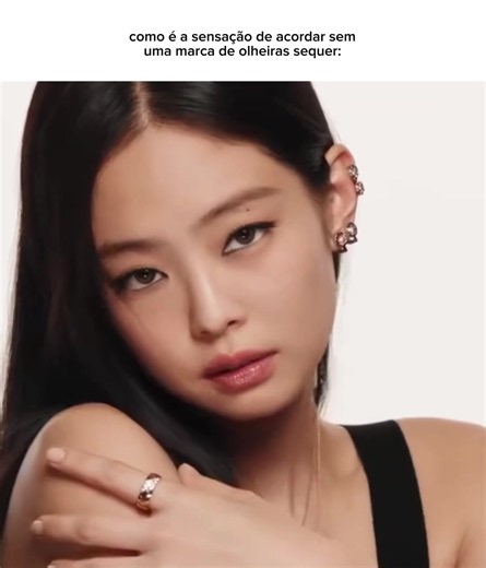 Bom, eu e @入𝗍𝗄𝗁𝖺. 𝒶 iremos compartilhar com vocês algumas das dicas que uso há 2 anos para amenizar minhas olheiras, não só eu, como ela também, eu sempre tive demais porque eu não bebia bastante água, muito menos dormia direito. Mas, lógico que para começar você precisa fazer o óbvio, até porque não tem como alcançar resultados se você não ajudar, durma pelo menos 7 ou 8 horas por dia, beba bastante água, faça massagens no local (sem pressão, sem machucar e sem esfregar, pois é uma área ba