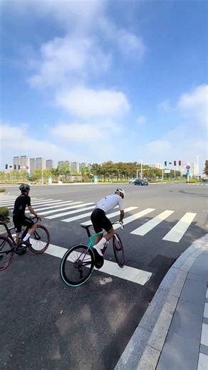 Get back here!! 🤣🚴 #cycling #cyclinglife #rsscsports #ridewithrssc #cycliststyle #bikelife