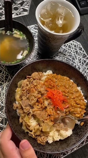 @MrsGREENAPPLE_Official Dinner: Sukiyaki beef bowl, natto, miso soup, and strong green tea.
