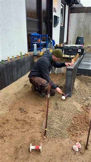Orlando Garten- und Landschaftsbau on Instagram: "Einfassung mit Palisaden 🔨✨ #garten #gartenideen #gartenundlandschaftsbau #handwerk #gartenbau"