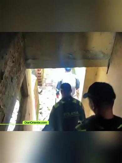#Antioquia ¦ Una vivienda señalada como punto de venta y consumo de drogas fue demolida por las autoridades en el barrio Prado, en el centro de Medellín. Según información oficial, el inmueble había sido identificado tras denuncias ciudadanas y labores de seguimiento por actividades relacionadas con el microtráfico, situación que generaba preocupación entre los habitantes del sector. La intervención hace parte de las acciones para recuperar espacios afectados por estas dinámicas ilegales.