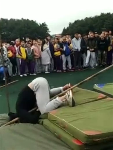 我的好兄弟五年前摔成了傻子。#跳高 #运动会#社死现场 #highjump #田径 #sports #fyp