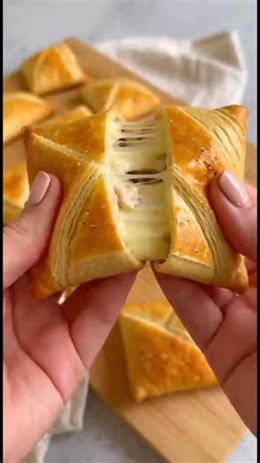 Easy Savory Pastries (Quick & Delicious!) 🧀🥐 Perfect for snacks, parties, or lunchboxes 😍 🧾 Ingredients • 1 pack puff pastry (thawed) 🥐 • 1 cup shredded cheese (cheddar/mozzarella) 🧀 • ½ cup cooked chicken or turkey (optional) 🍗 • 2 tbsp olives or bell peppers (chopped) 🫒🫑 • Salt & pepper 🧂 • 1 egg (for brushing) 🥚 #EasySavoryPastries #QuickRecipes #DeliciousSnacks #BakingAtHome #SavoryTreats #CheeseLovers #HomemadeGoodness #SnackTime #FoodieFavorites #YummyInspiration | Helen Cooking