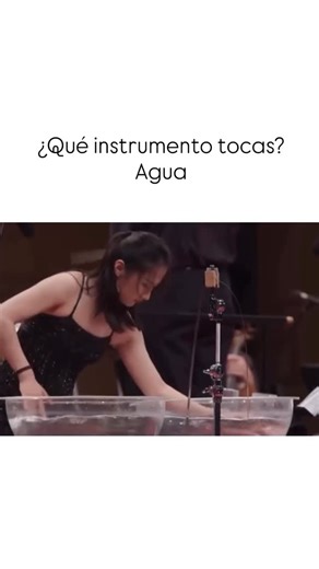 Sinfonia Melodias on Instagram: "Este es el Concierto del Agua de Tan Dun, una obra en la que el agua se utiliza como instrumento musical. El intérprete toca cuencos de agua con las manos, creando sonidos mediante salpicaduras y movimientos fluidos. Los micrófonos amplifican el sonido del agua para que se escuche con claridad junto con la orquesta. Los diferentes movimientos producen distintos sonidos: los movimientos lentos crean tonos tranquilos y suaves, mientras que las salpicaduras rápidas 