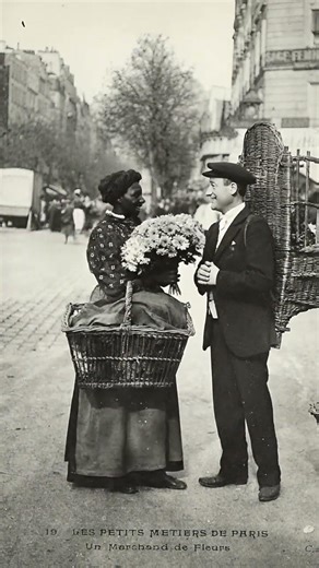 Le marchand de fleurs à Paris en 1900 d'après une carte postale originale animée par IA.
