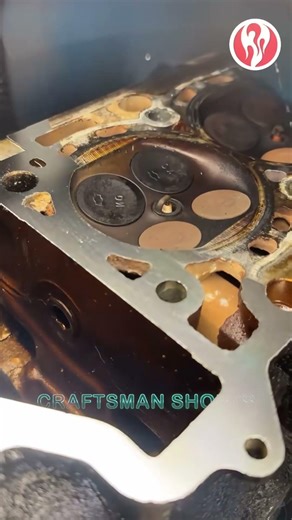 Machine to quickly clean carbon and oil stains inside the engine
