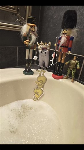 Robert Donnelly on Instagram: "Pearlie didn't appreciate the Grinch criticizing her green noodles 🍜💚"