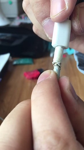 損傷した携帯電話の充電ケーブルを修理する方法