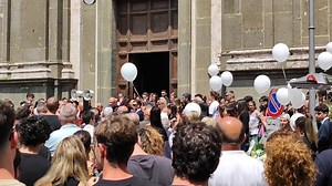 23K views · 1K reactions | Alla Cattedrale di San Pancrazio di Albano si sono appena conclusi i funerali di Giulia Capraro, la 17enne del liceo Foscolo venuta a mancare per un tragico incidente a Castel Gandolfo <3 | Castelli Notizie | Facebook
