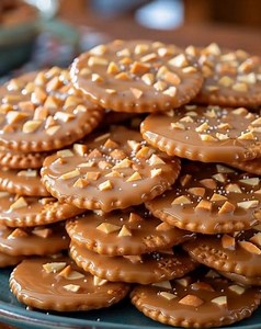 Caramel Peanut Ritz Cracker Treats Ingredients You’ll Need: Ritz crackers – 1 sleeve (about 30 crackers) Unsalted butter – 1/2 cup (1 stick) Brown sugar – 1 cup, packed Light corn syrup – 1/4 cup Salted roasted peanuts – 1 cup Vanilla extract – 1 tsp Optional toppings: chocolate drizzle, sea salt flakes Step-by-Step Instructions: Step 1: Preheat & Prep Preheat your oven to 350°F (175°C). Line a baking sheet with parchment paper or lightly grease it. Arrange the Ritz crackers in a single layer on