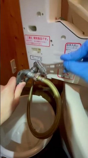 【DIYウォシュレット交換】ウォシュレットへの給水ホースをモンキーレンチ2本で取外し※バケツで漏水対策必要