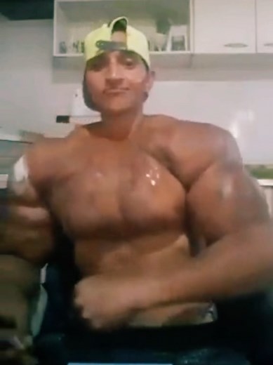 Homem musculoso de óleo mostrando o shape #bodybuilder #força #academia #engracado #piada