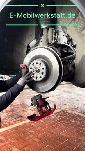 Tesla Model X hinten Bremsbeläge wechseln und diese Bremssättel… 😂