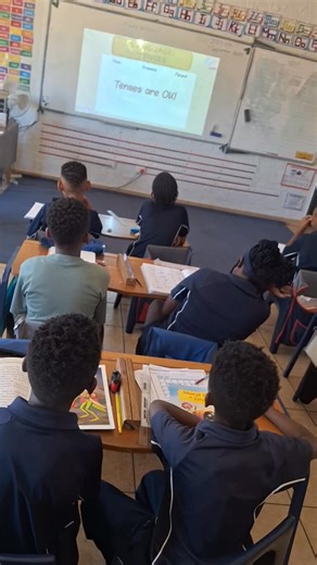 🎶📚 Learning is fun in Grade 3! ✨ Today our learners discovered how to use tenses in the most exciting way — through play and song! 🕺💃 By singing along, they found it much easier to remember and practise their grammar while having a blast. 🎤😄 Who knew learning tenses could sound this good? 🎵👏 #Grade3 #LearningThroughPlay #TensesMadeFun #JoyfulLearning #CurroPride | Curro Thatchfield